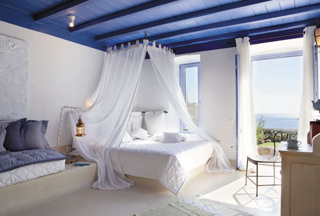 синий потолок кровать с балдахином
