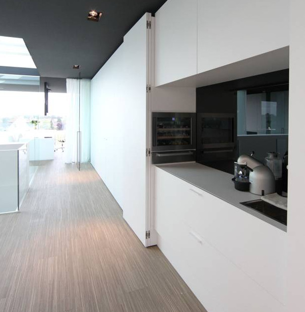 кухня спрятанная за дверцами кухня как шкаф минимализм
