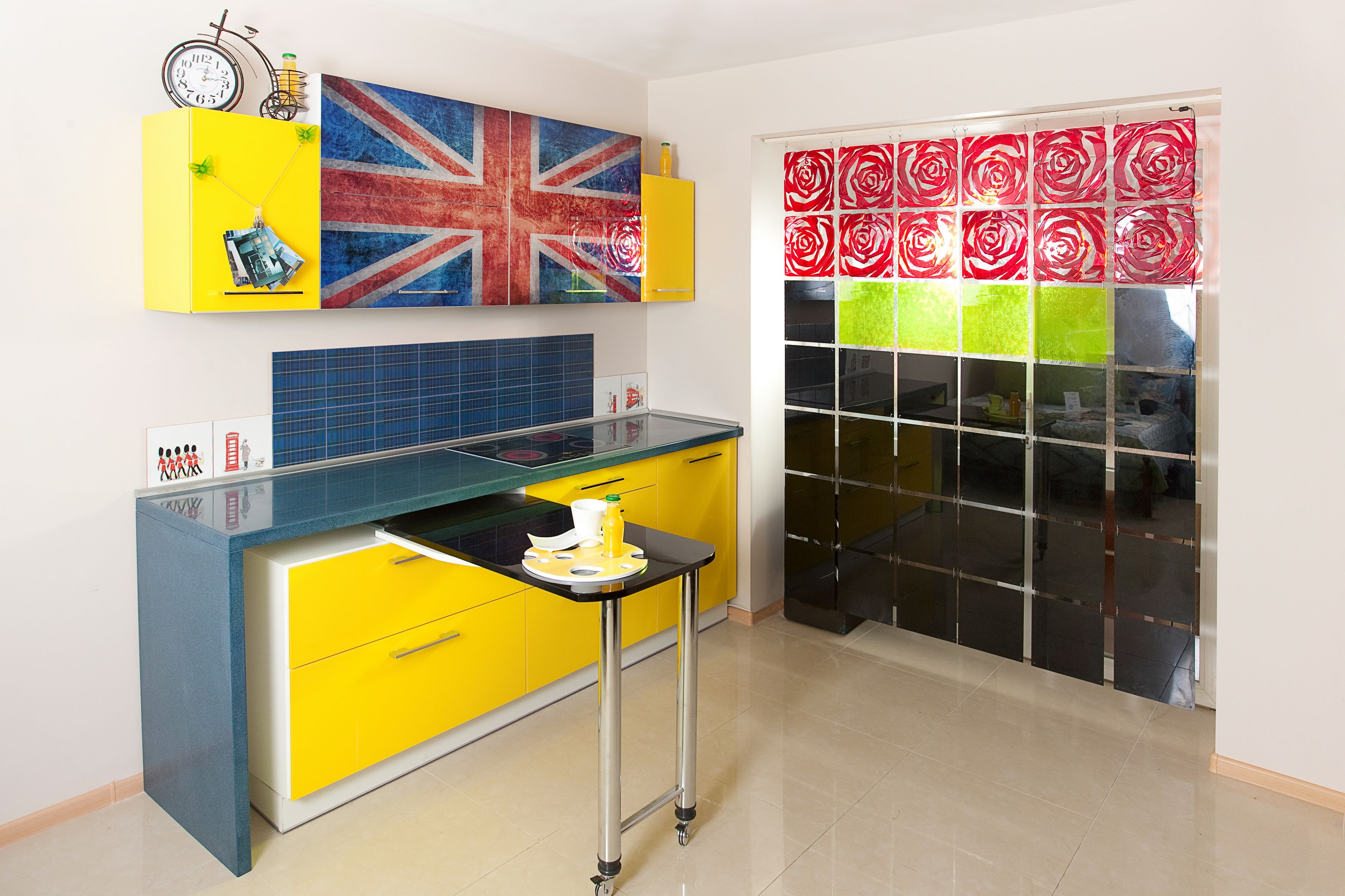кухня с выдвижным столом, кухня с английским флагом