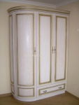 Шкаф с радиусным фасадом в классическом стиле Диарсо РКБ белый с патиной 